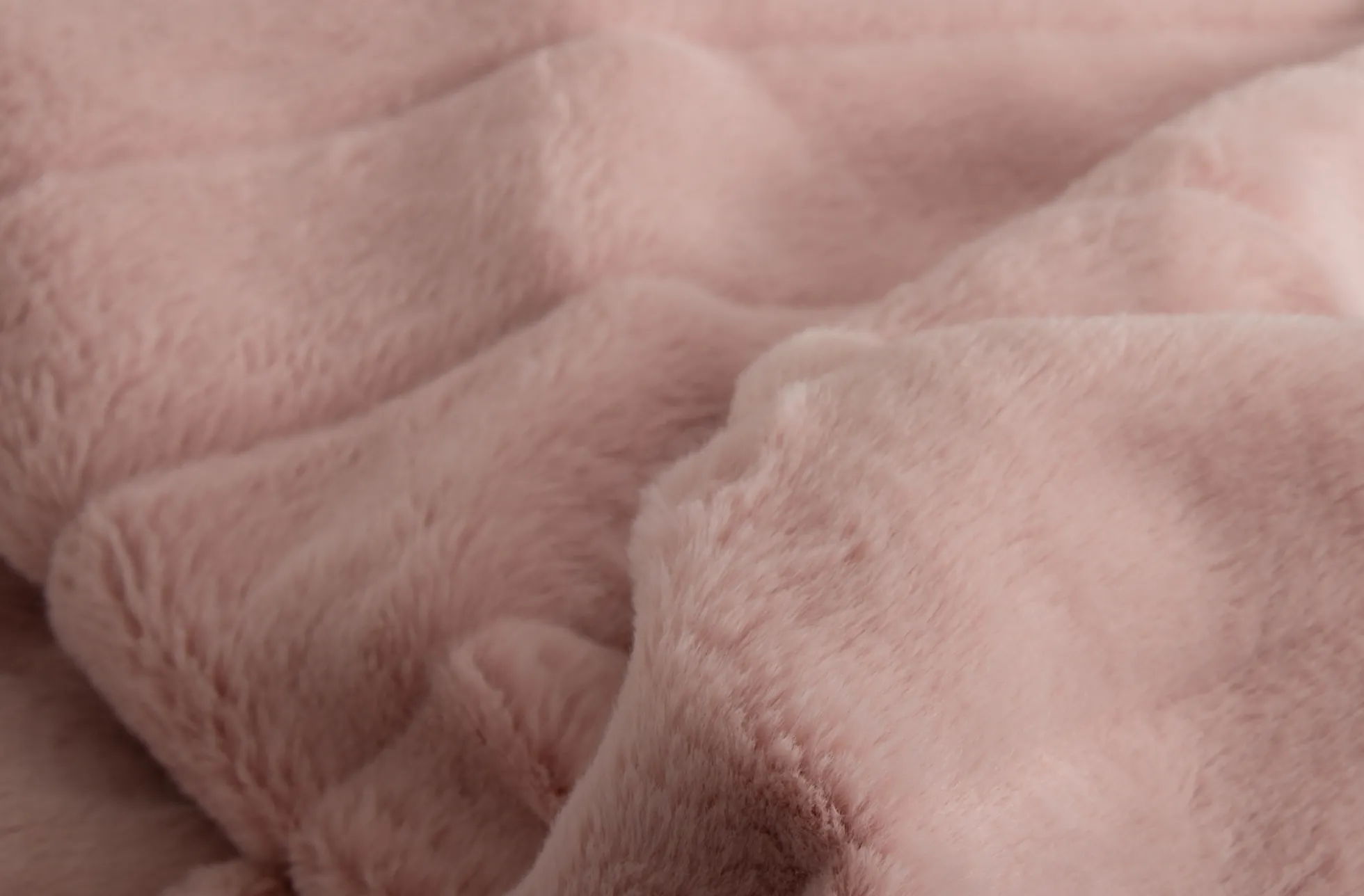 Plaid i fake fur - 135x190 cm - Rosa med striber - Blødt tæppe fra Nordstrand Home