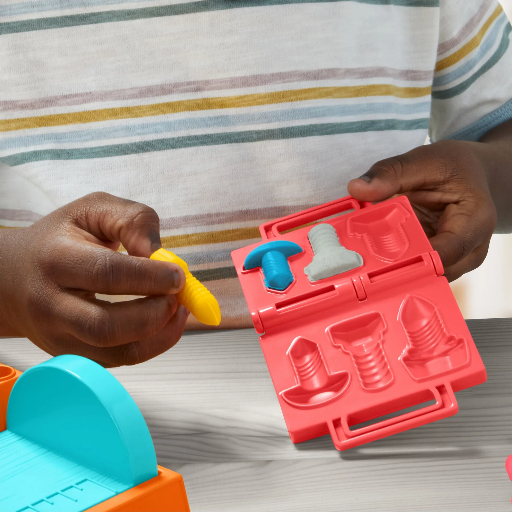 Play-Doh modellervoks Stamp & Saw værktøjsbænk med værktøj - 248 g