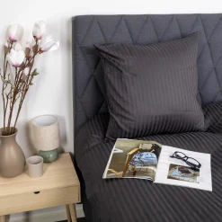 Pudebetræk 70x100 cm - 100% bomuldssatin - Gavlpude - Klassisk mørkegrå striber