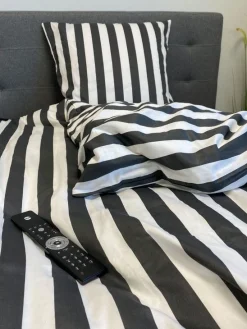 Pudebetræk 60x63 cm - 100% bomuldssatin - Nordic Stripe - Mørkegrå striber