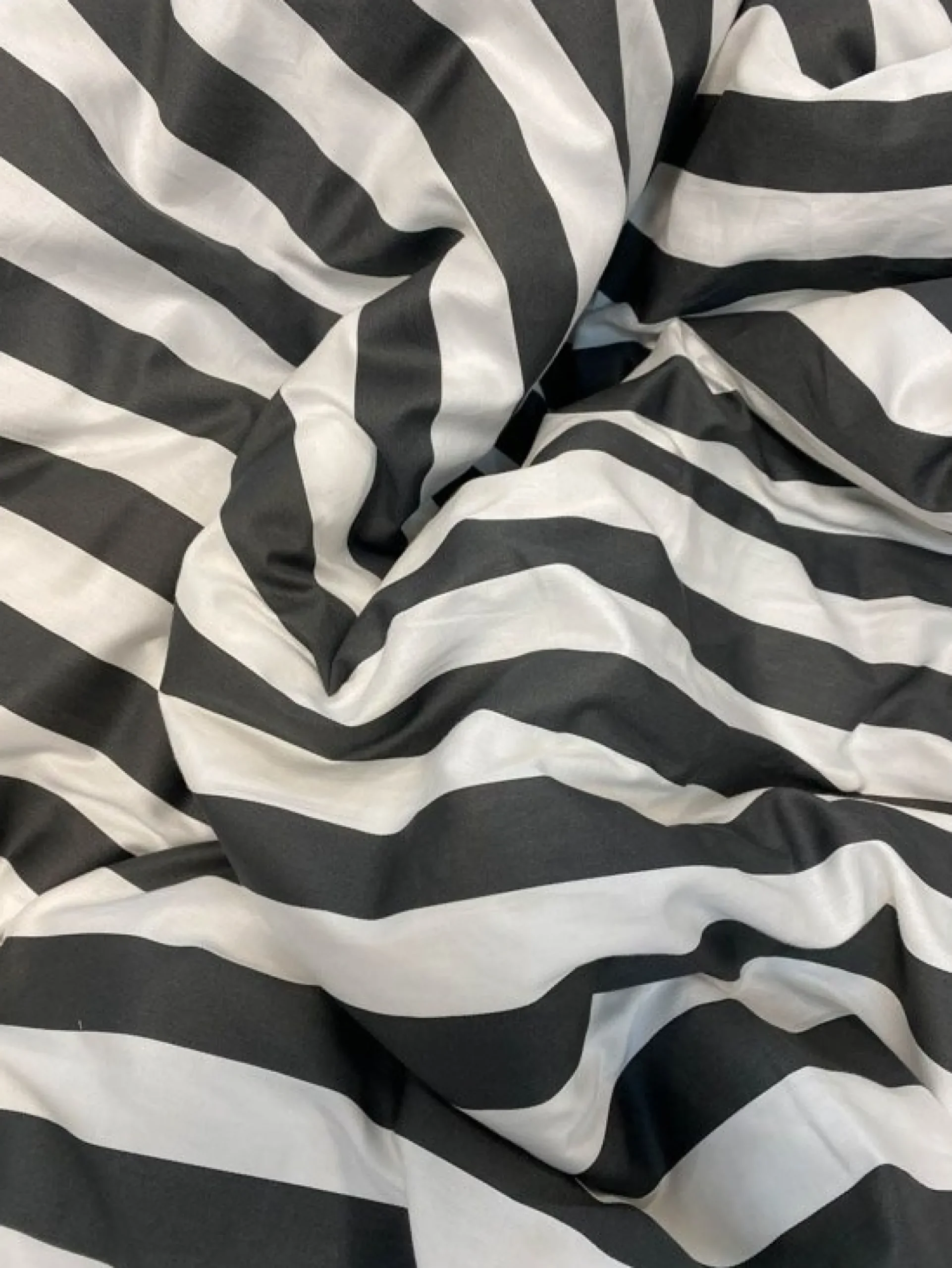 Pudebetræk 60x63 cm - 100% bomuldssatin - Nordic Stripe - Mørkegrå striber
