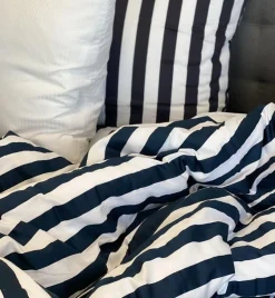 Pudebetræk 60x63 cm - 100% bomuldssatin - Nordic Stripe - Mørkeblå striber