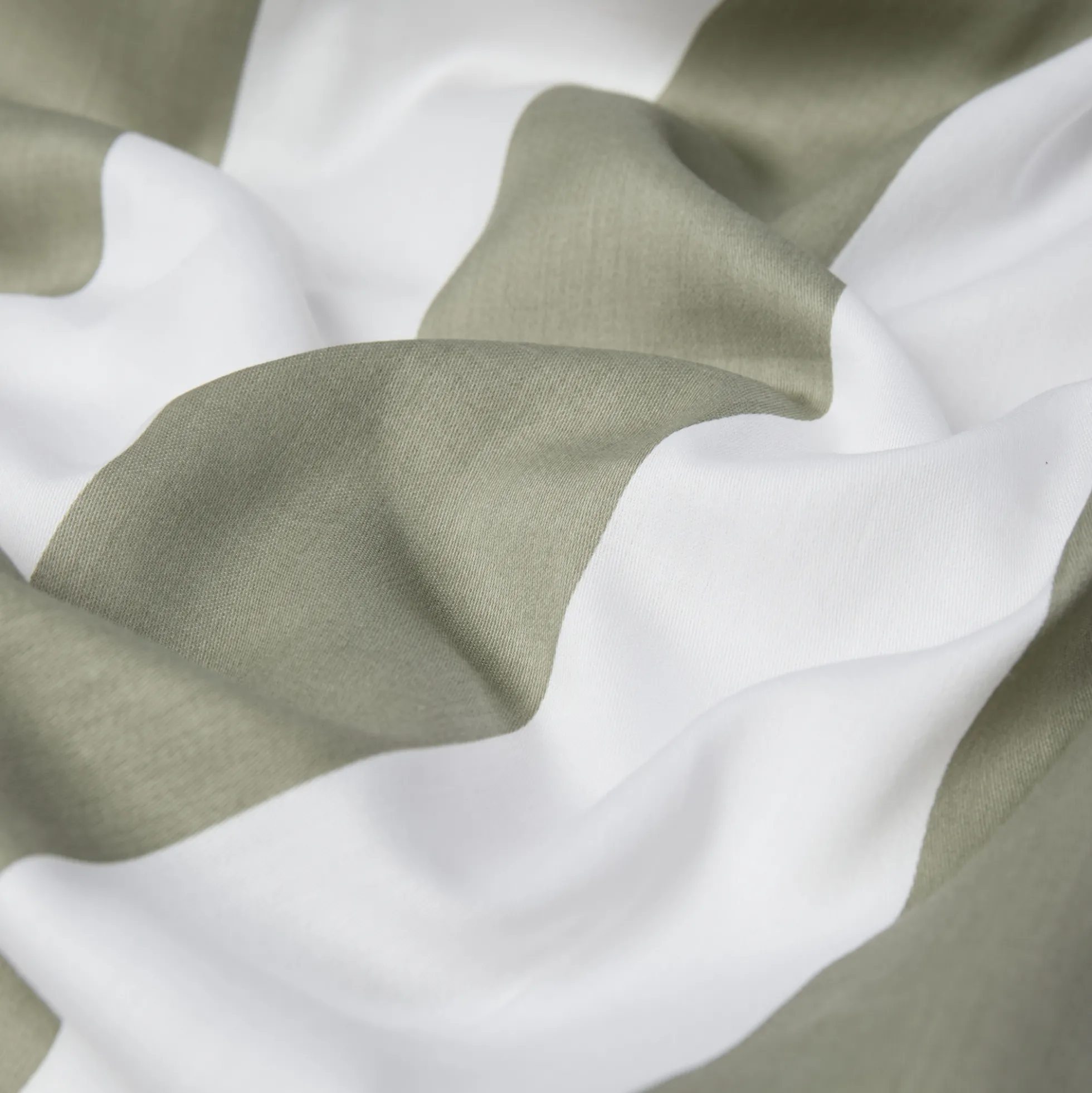 Pudebetræk 60x63 cm - 100% bomuldssatin - Nordic Stripe - Brede olivengrønne striber