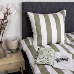 Pudebetræk 60x63 cm - 100% bomuldssatin - Nordic Stripe - Brede olivengrønne striber