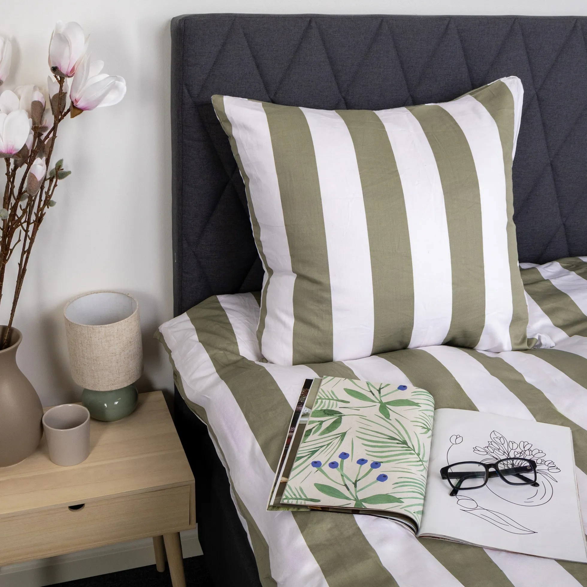 Pudebetræk 60x63 cm - 100% bomuldssatin - Nordic Stripe - Brede olivengrønne striber