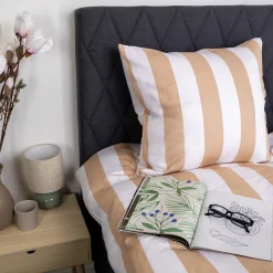 Pudebetræk 60x63 cm - 100% bomuldssatin - Nordic Stripe - Brede naturfarvet striber