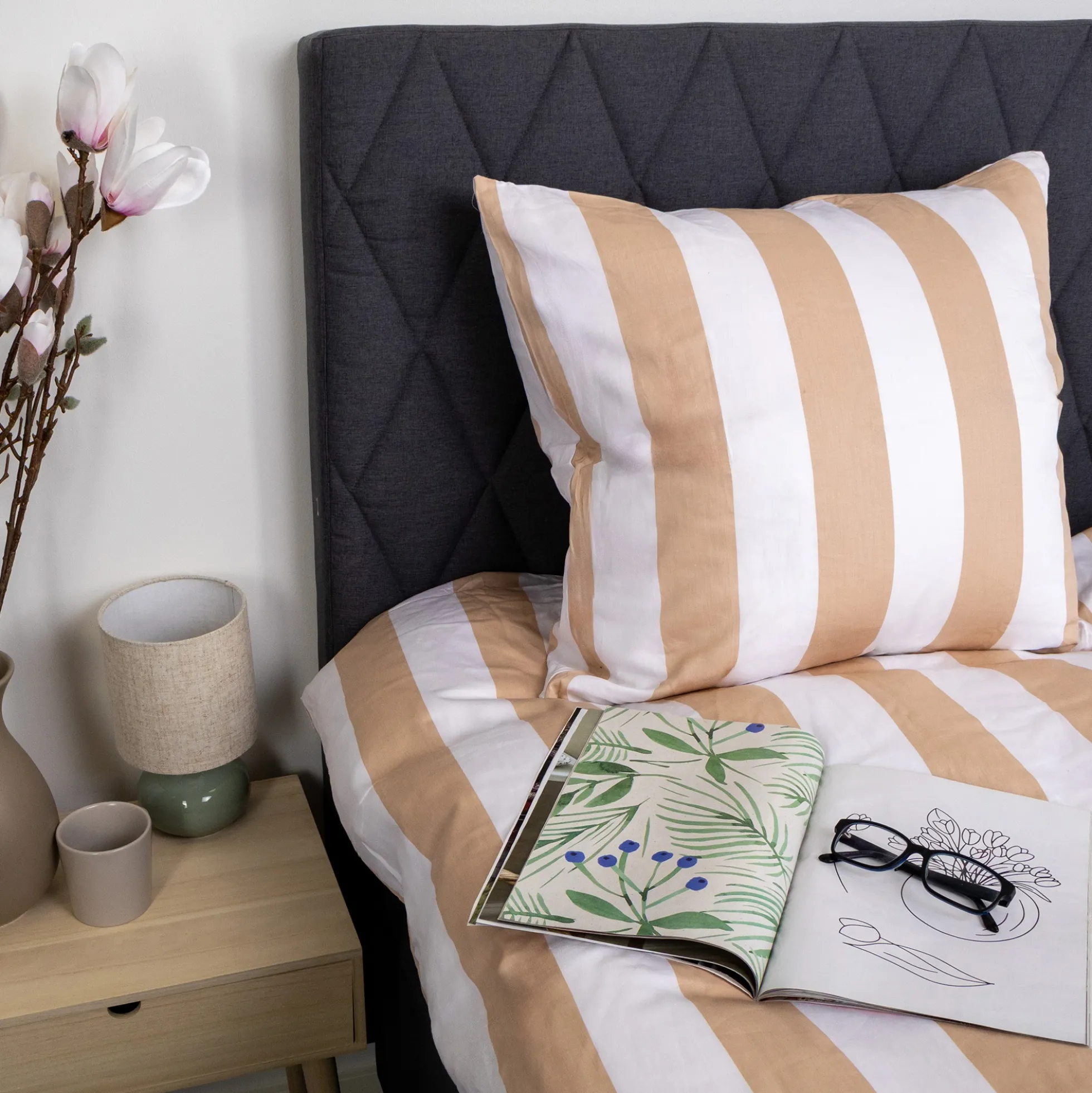 Pudebetræk 60x63 cm - 100% bomuldssatin - Nordic Stripe - Brede naturfarvet striber