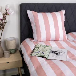 Pudebetræk 60x63 cm - 100% bomuldssatin - Nordic Stripe - Brede lyserød striber