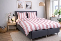 Pudebetræk 60x63 cm - 100% bomuldssatin - Nordic Stripe - Brede lyserød striber