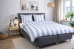 Pudebetræk 60x63 cm - 100% bomuldssatin - Nordic Stripe - Brede lyseblå striber
