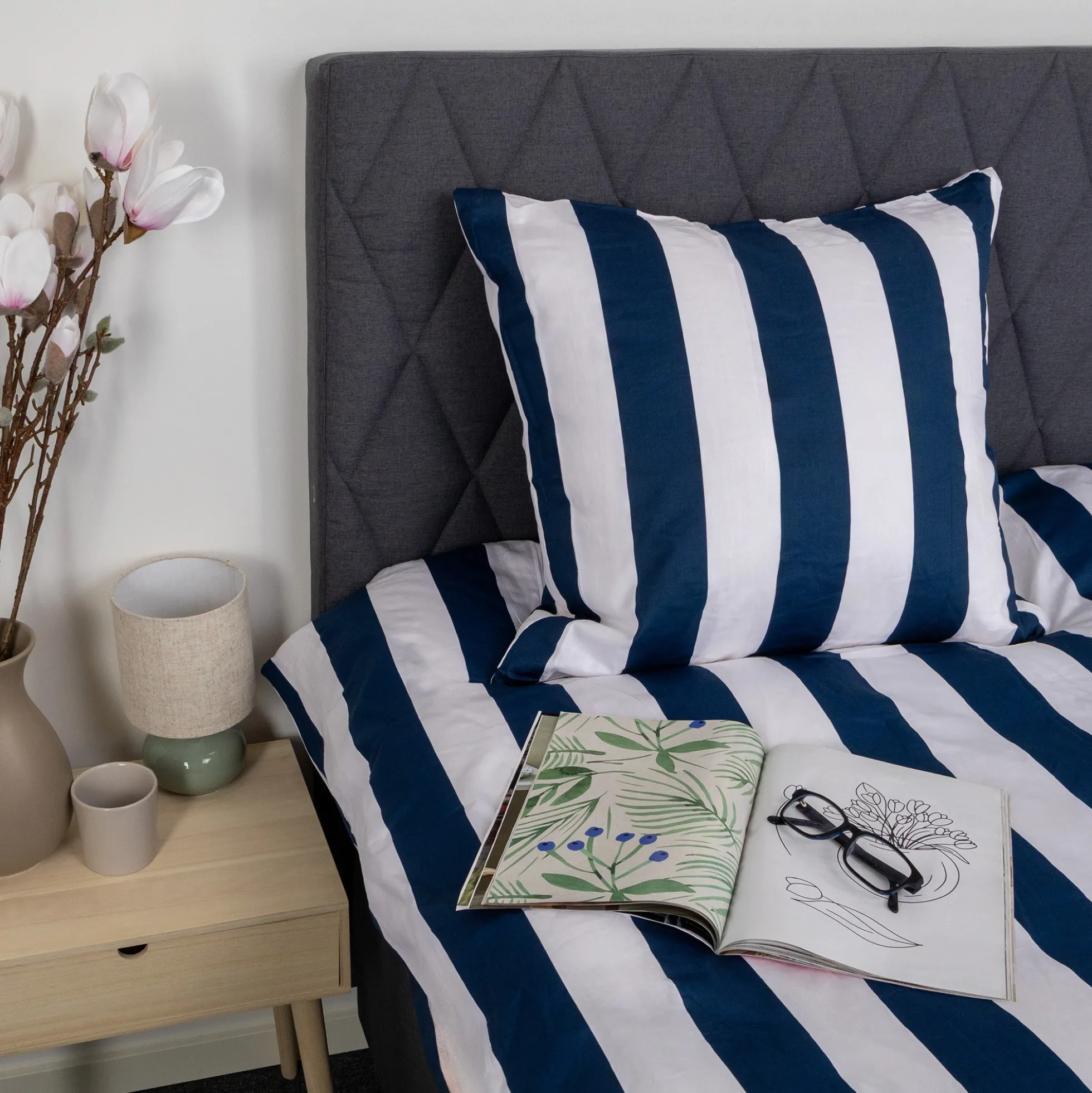 Pudebetræk 60x63 cm - 100% bomuldssatin - Nordic Stripe - Brede blå striber