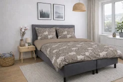 Pudebetræk 60x63 cm - Satin - Brunt vendbart blomster design