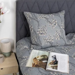 Pudebetræk 60x63 cm - Satin - Lyseblåt vendbart blomster design
