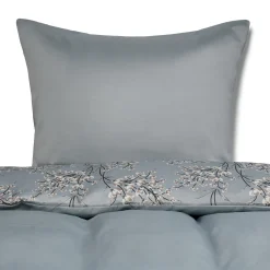 Pudebetræk 60x63 cm - Satin - Lyseblåt vendbart blomster design