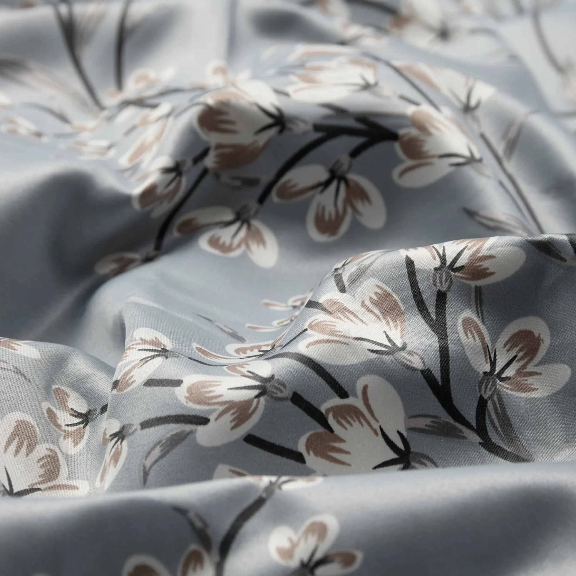 Pudebetræk 60x63 cm - Satin - Lyseblåt vendbart blomster design