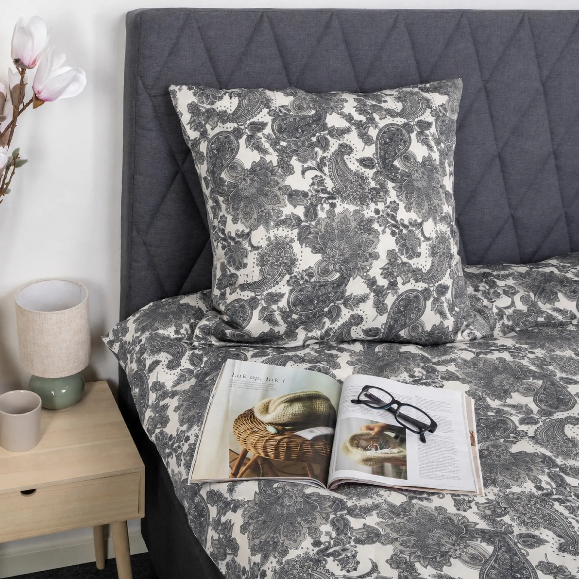 Pudebetræk 60x63 cm - Satin - Sandfarvet blomstret design