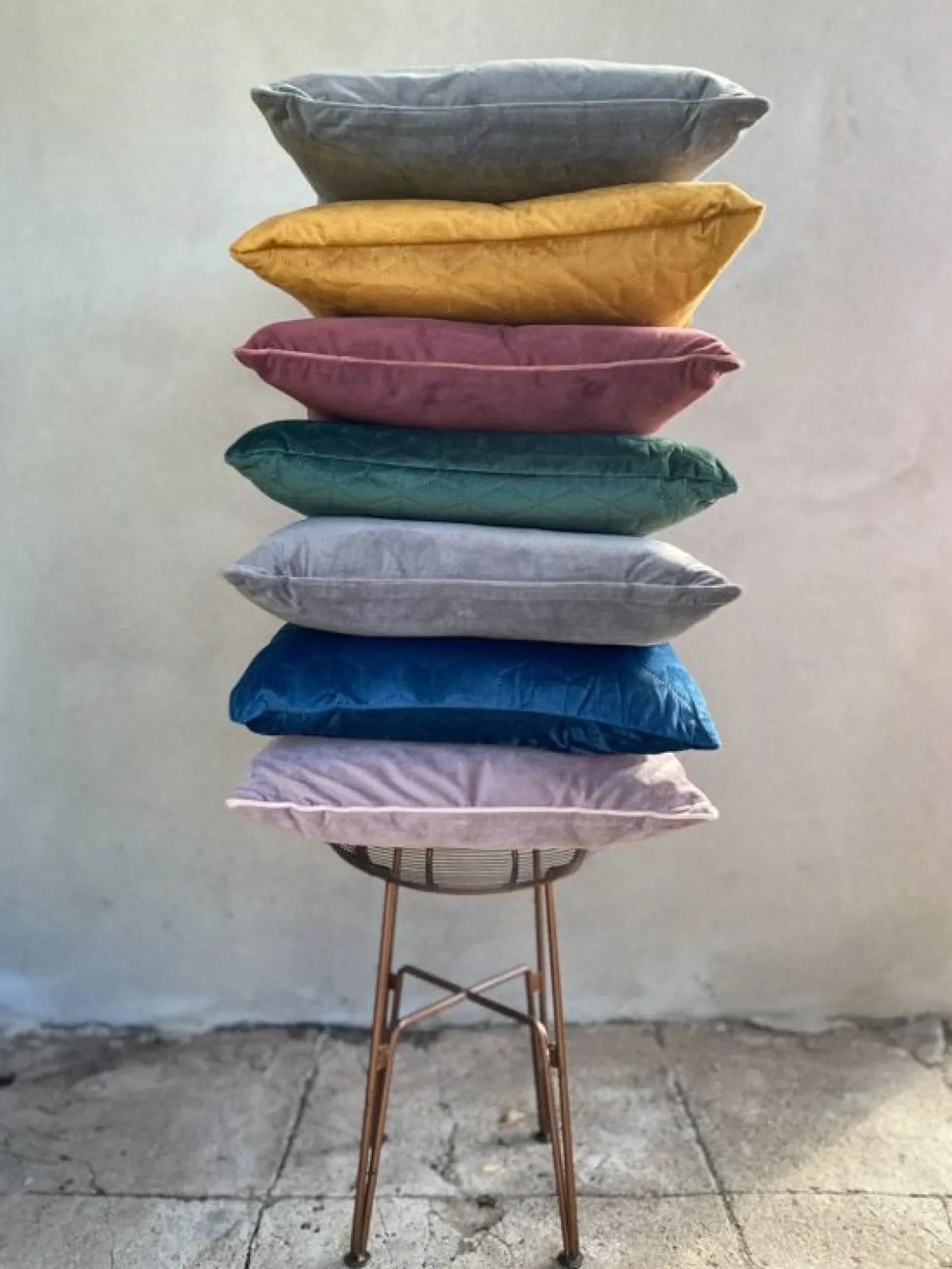 Pyntepude - 45x45 cm - Ensfarvet lys grå - Velour - Borg Living