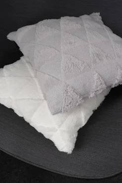 Pyntepude - 45x45 cm - Hvidt betræk med trekantet mønster - Blød sofapude fra Borg living