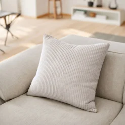 Pyntepude 45x45 cm - Lysegrå sofapude med fløjls look - Blød pude til sofaen - Borg Living