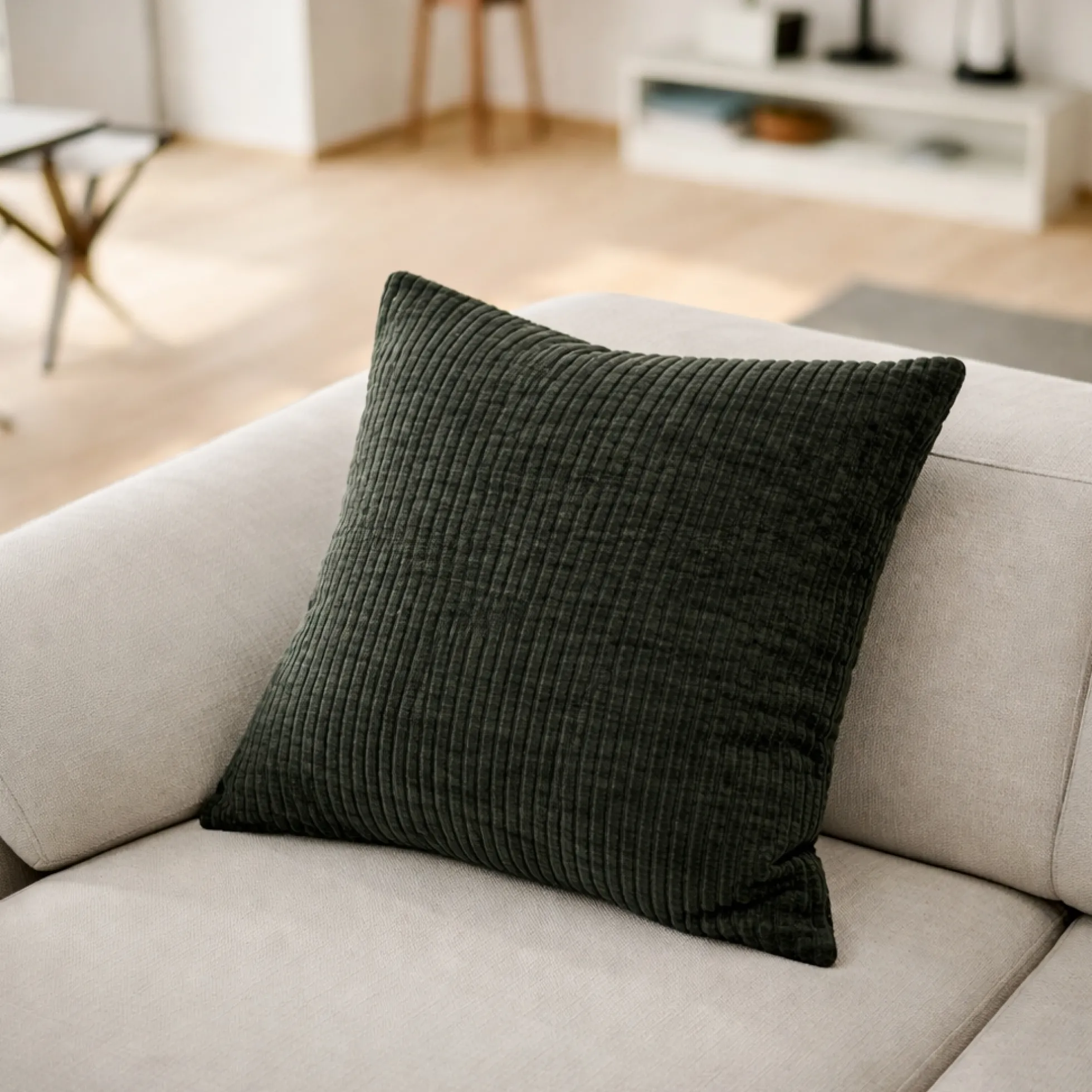 Pyntepude 45x45 cm - Mørkegrøn sofapude med fløjls look - Blød pude til sofaen - Borg Living