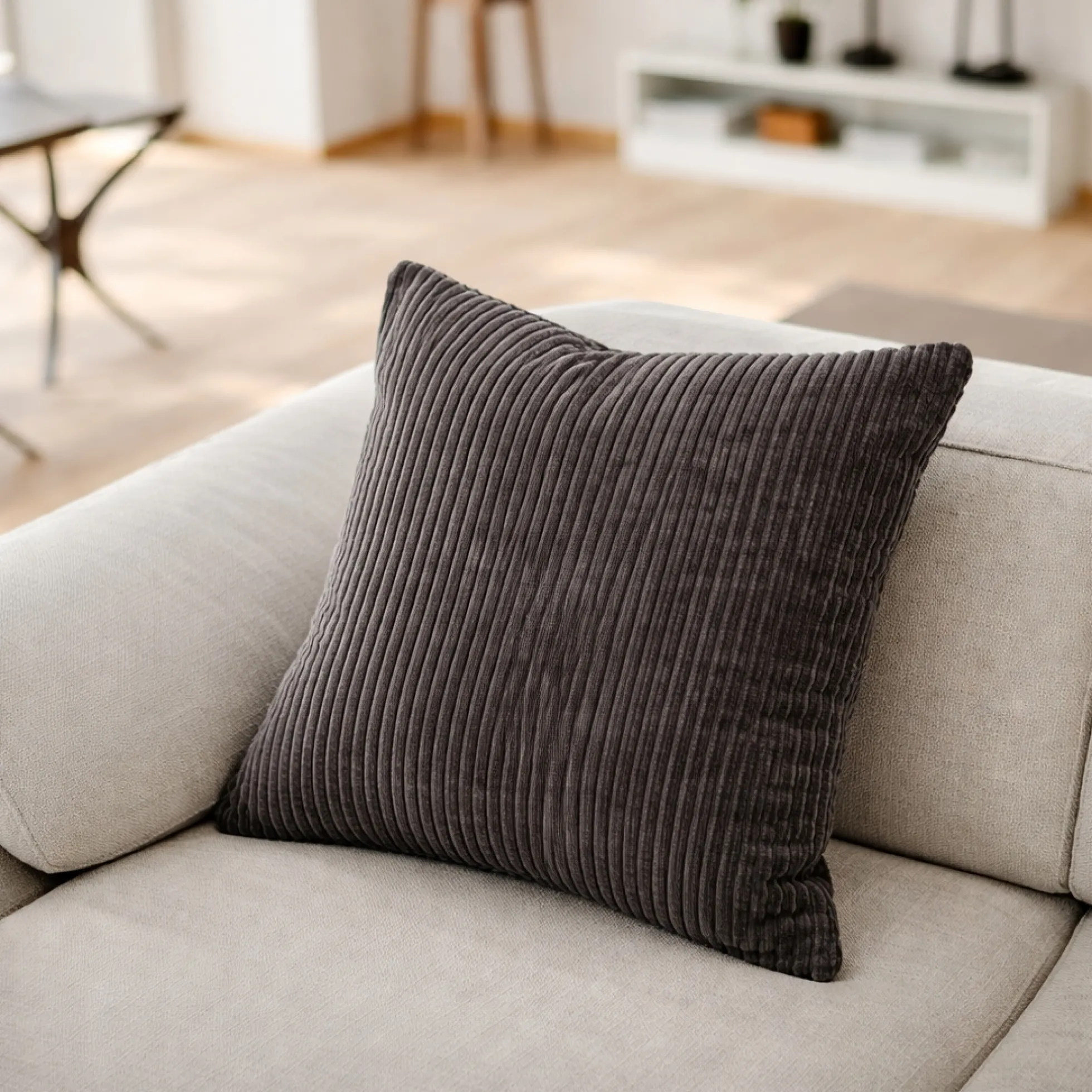 Pyntepude 45x45 cm - Mørkegrå sofapude med fløjls look - Blød pude til sofaen - Borg Living