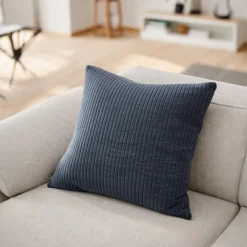 Pyntepude 45x45 cm - Støvet blå sofapude med fløjls look - Blød pude til sofaen - Borg Living