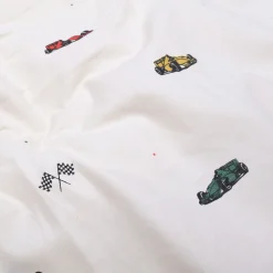 Racerbil sengetøj - 100% bomuld - Babysengetøj 70x100 cm - Hvidt med racerbiler