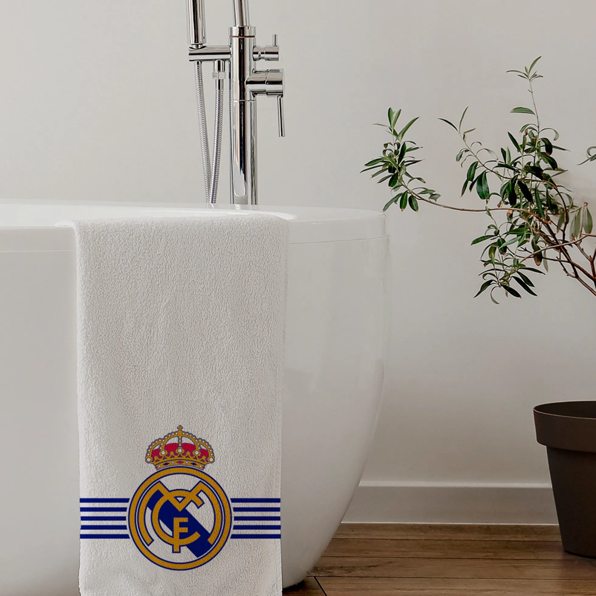 Real Madrid hvid håndklæde - 70x140 cm - 100% bomuld - Blødt badehåndklæde med Hvidt Real Madrid logo