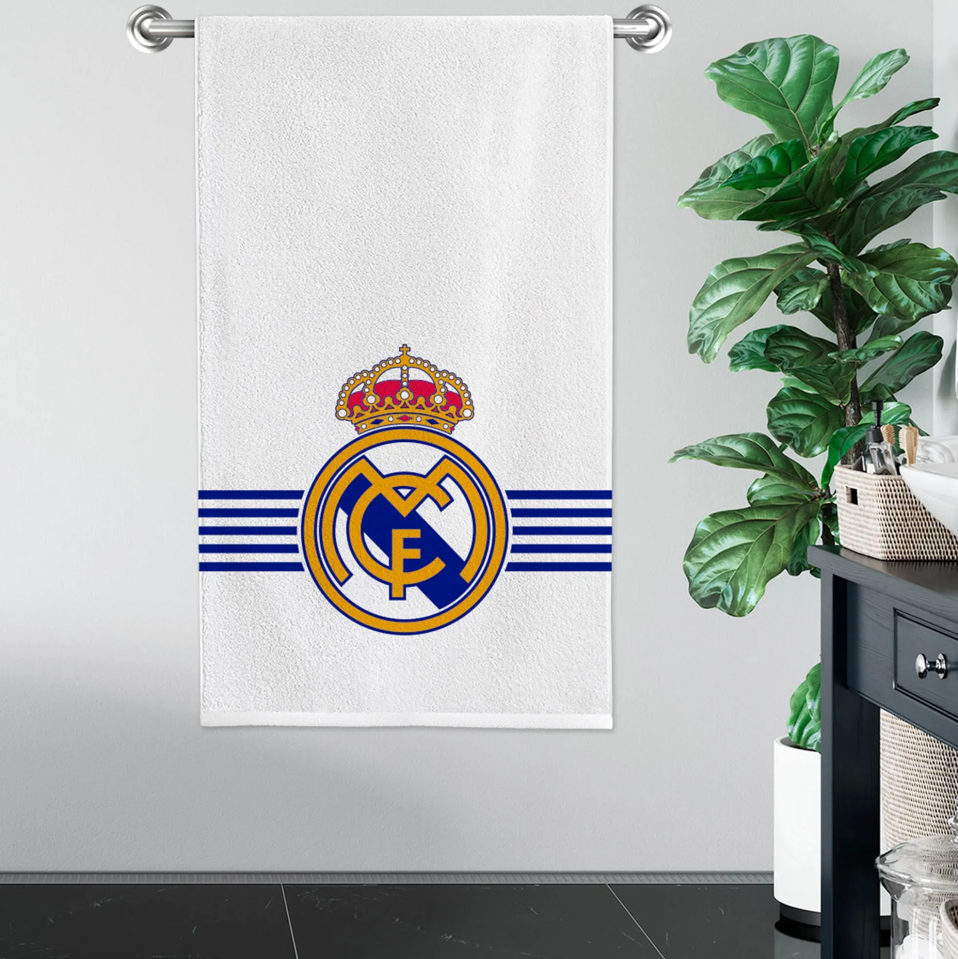 Real Madrid hvid håndklæde - 70x140 cm - 100% bomuld - Blødt badehåndklæde med Hvidt Real Madrid logo