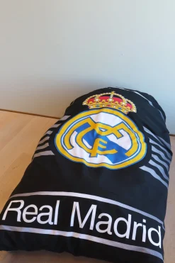 Real Madrid sengetøj - 100% bomuld - Børnesengetøj 140x200 cm - Sort fodbold sengetøj