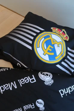 Real Madrid sengetøj - 100% bomuld - Børnesengetøj 140x200 cm - Sort fodbold sengetøj