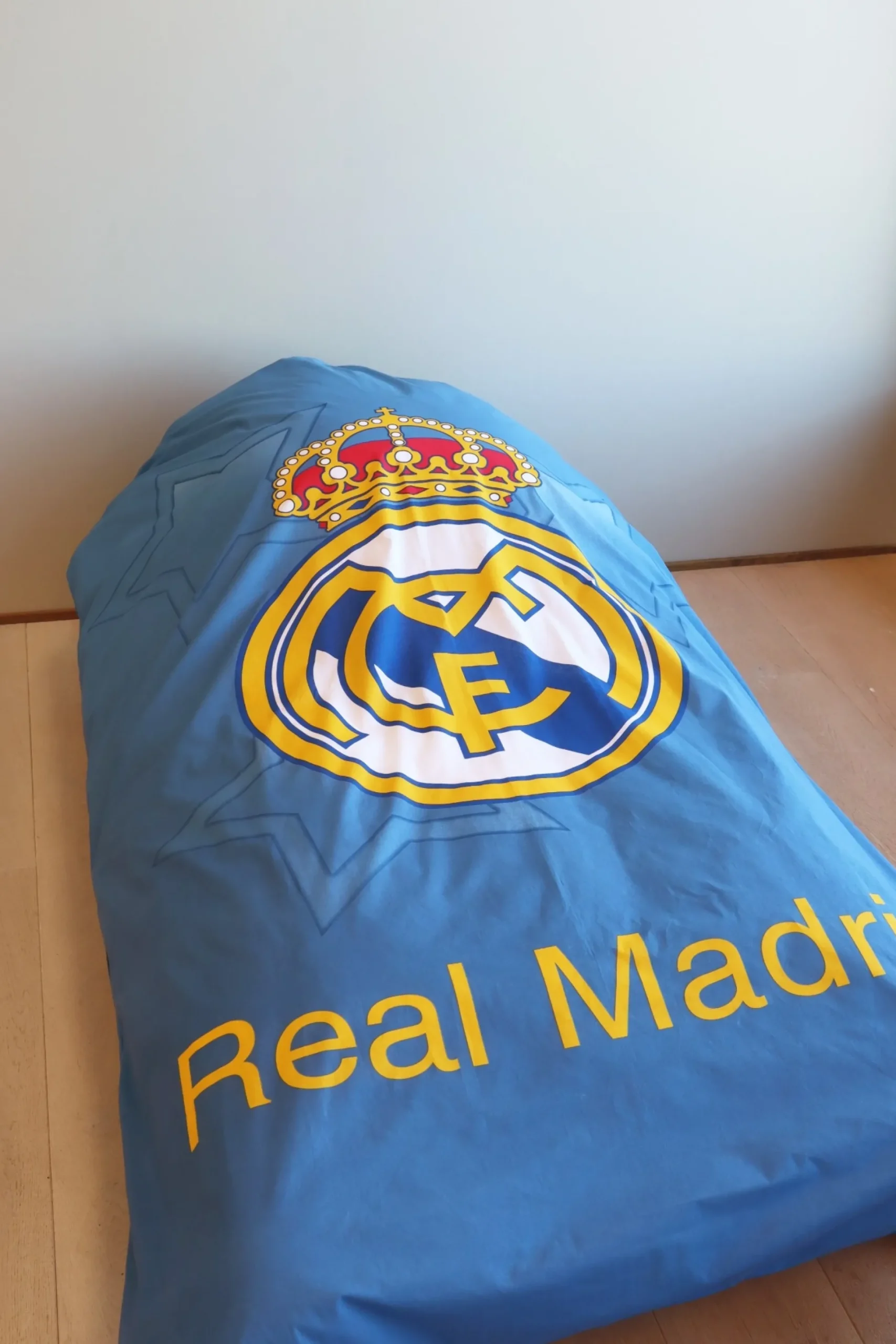Real Madrid sengetøj - 100% bomuld - Børnesengetøj 140x200 cm - Blåt fodbold sengetøj med stjerner