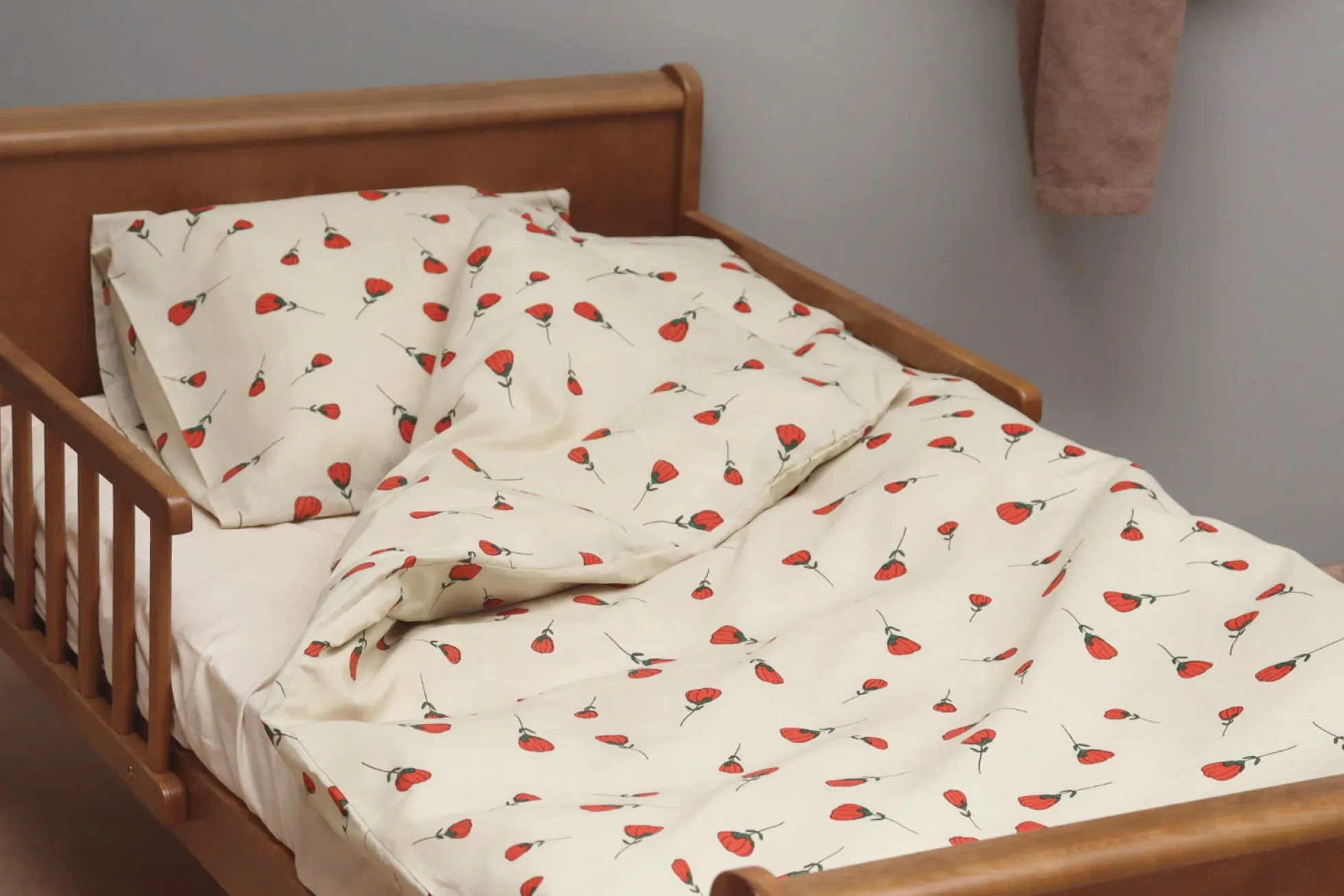 Rose sengetøj - 100% bomuld - Babysengetøj 70x100 cm - Beige med roser