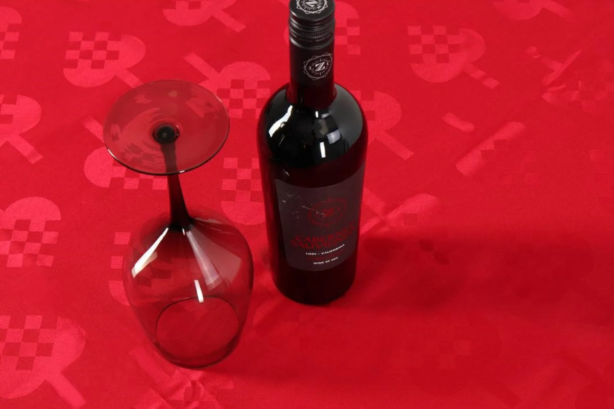 Rund juledug - Ø230 cm - Rød damask dug - Jacquardvævet juledug med julehjerter - Rød tekstildug - Dug til rundt bord