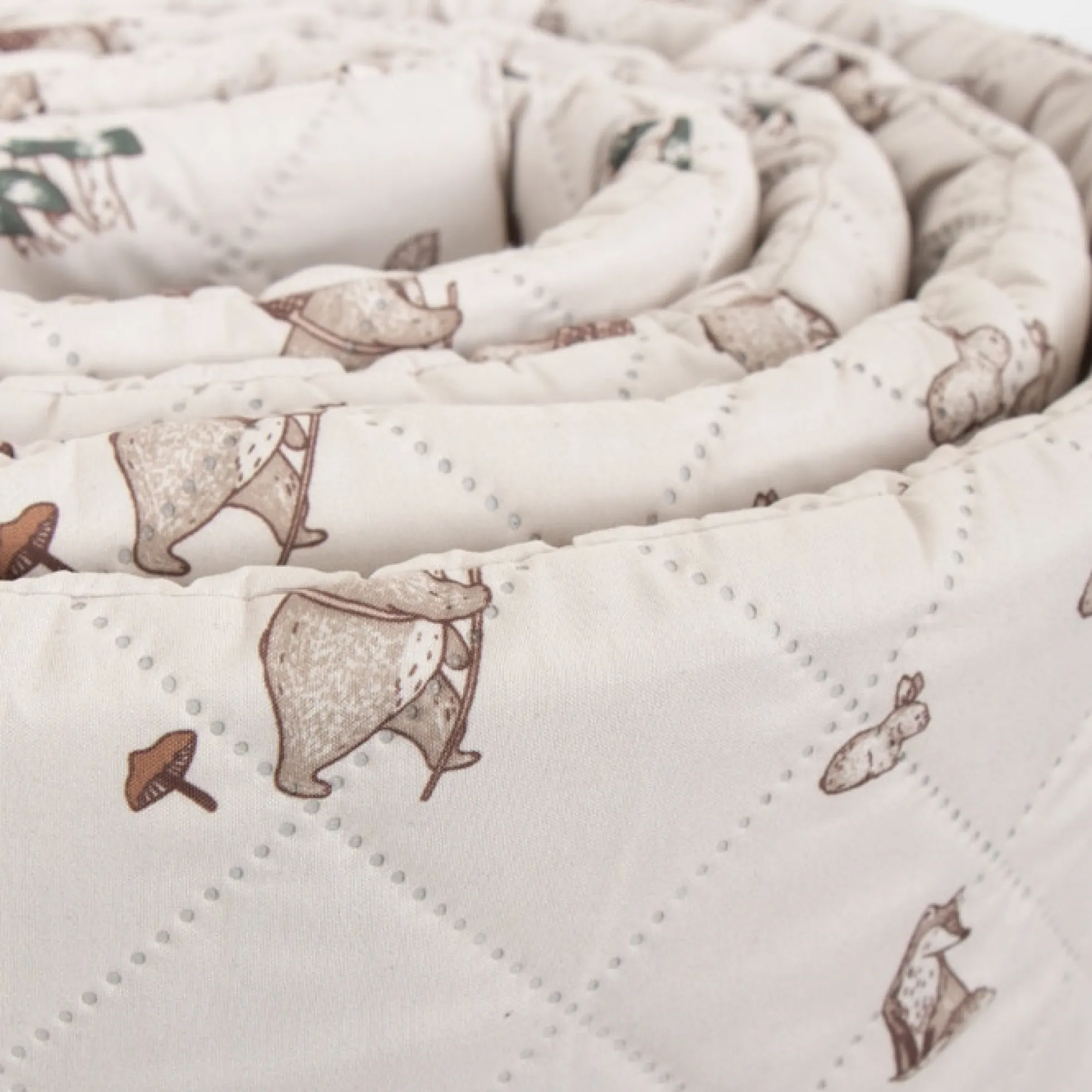 Sengerand - Passer til babyseng 120x60 cm - Sandfarvet med skovens dyr