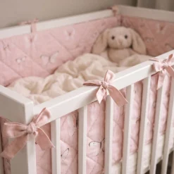 Sengerand - Passer til babyseng 120x60 cm - Lyserød med sommerfugle