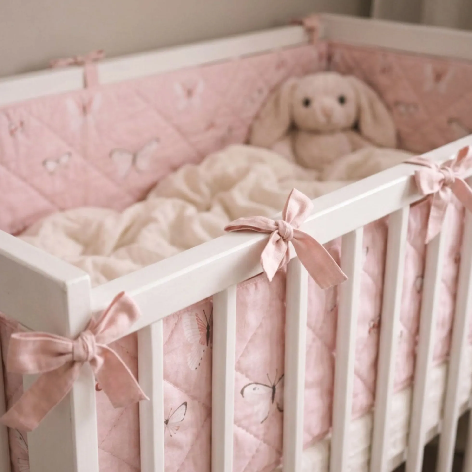 Sengerand - Passer til babyseng 120x60 cm - Lyserød med sommerfugle