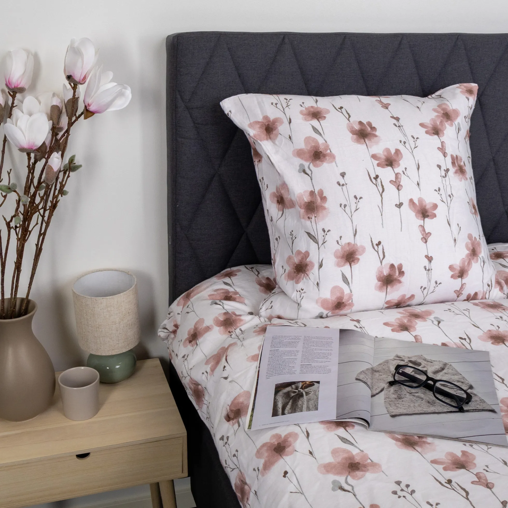 Sengetøj 140x220 cm - Bomulds flonel - Hvid med rosa blomster