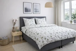 Sengetøj 140x220 cm - Bomulds flonel - Hvid med grønne blomster