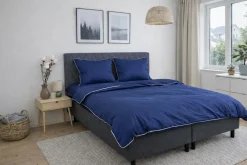 Sengetøj 140x220 cm - 100% bomuldssatin - Blå med hvid pipingkant