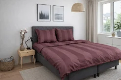 Sengetøj 140x220 cm - 100% bomuldssatin - Blommefarvet brede striber