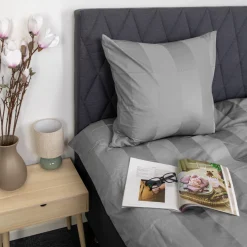 Sengetøj 140x220 cm - 100% bomuldssatin - Grå brede striber