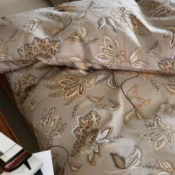 Sengetøj 140x220 cm - 100% bomuldssatin - Høie Of Scandinavia - Mille Mørk Beige
