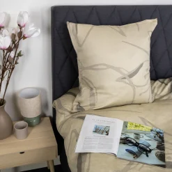 Sengetøj 140x220 cm - 100% bomuldssatin - Iris - Beige blomster print