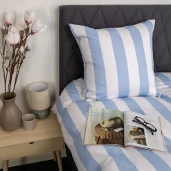 Sengetøj 140x200 cm - 100% bomuldssatin - Nordic Stripe - Brede lyseblå striber