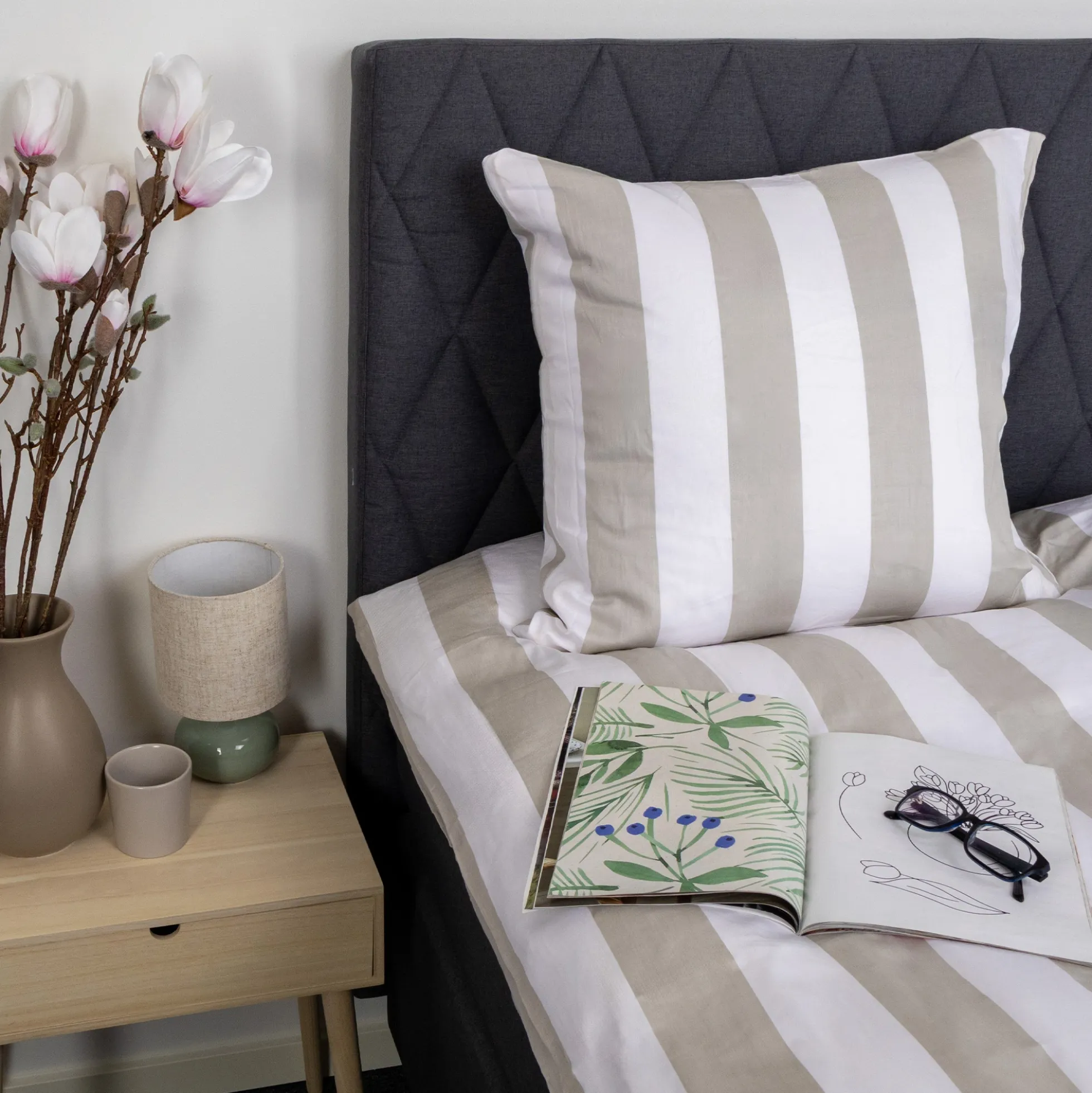 Sengetøj 140x200 cm - 100% bomuldssatin - Nordic Stripe - Brede grå striber