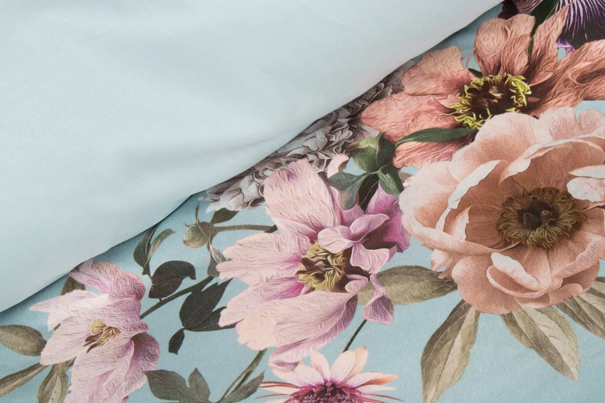 Sengetøj 150x210 cm - Bomuldssatin - Vendbart lyseblåt blomster sengetøj