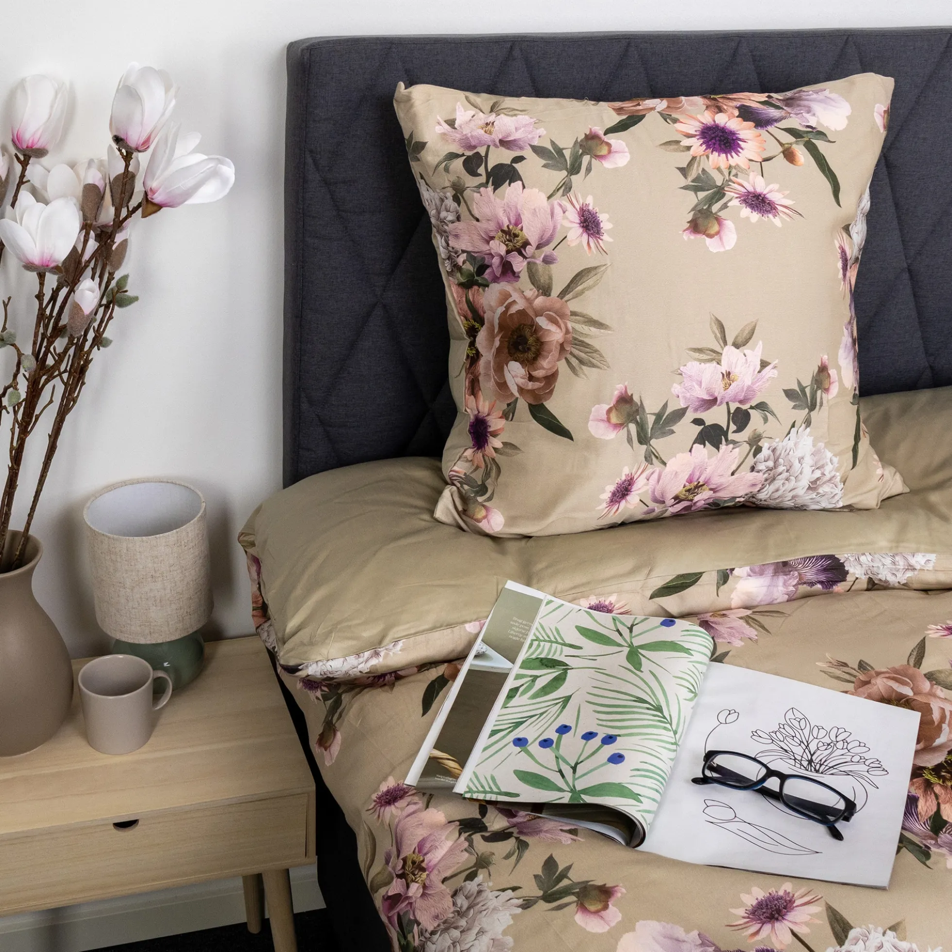 Sengetøj 150x210 cm - Bomuldssatin - Vendbart beige blomster sengetøj