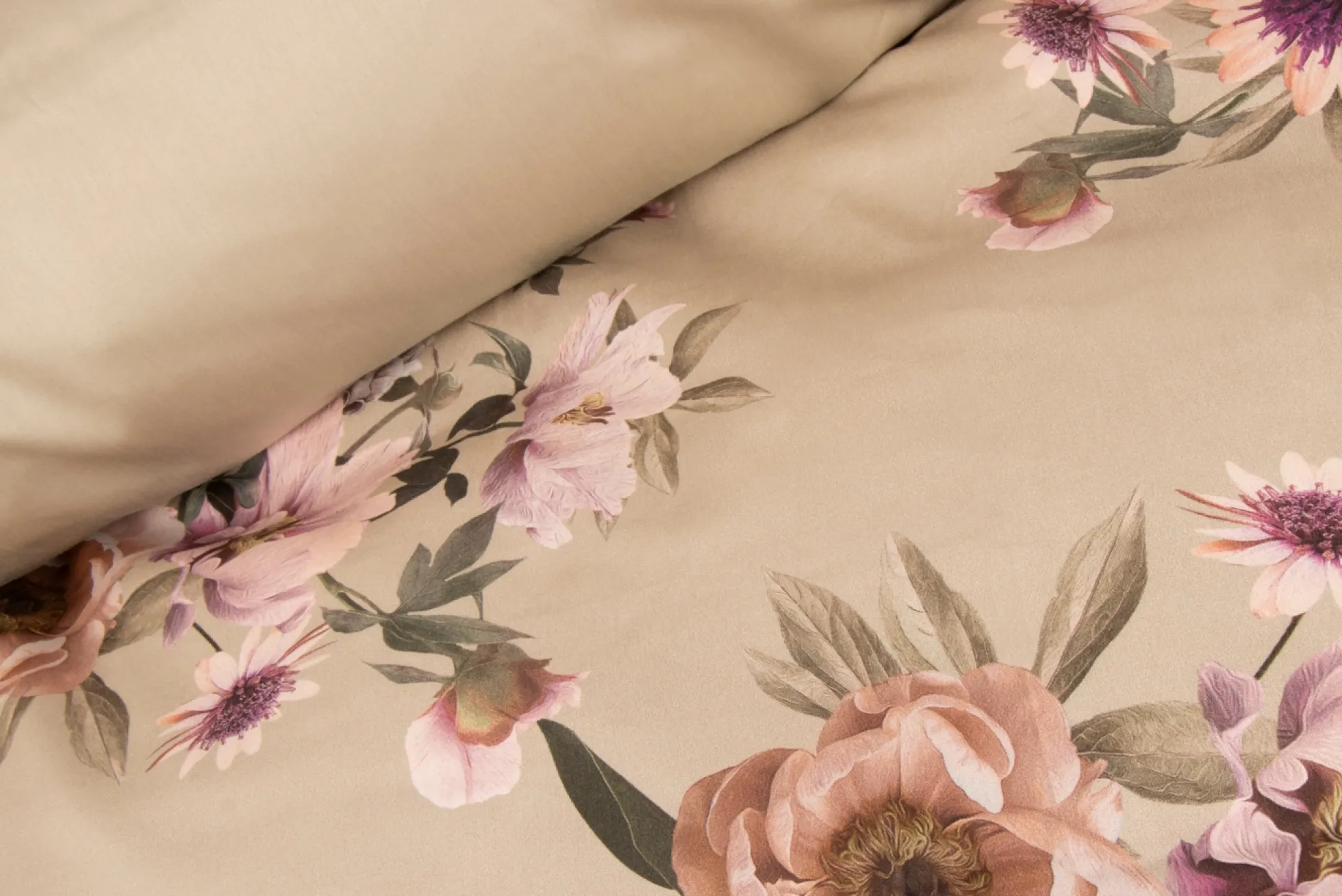 Sengetøj 150x210 cm - Bomuldssatin - Vendbart beige blomster sengetøj