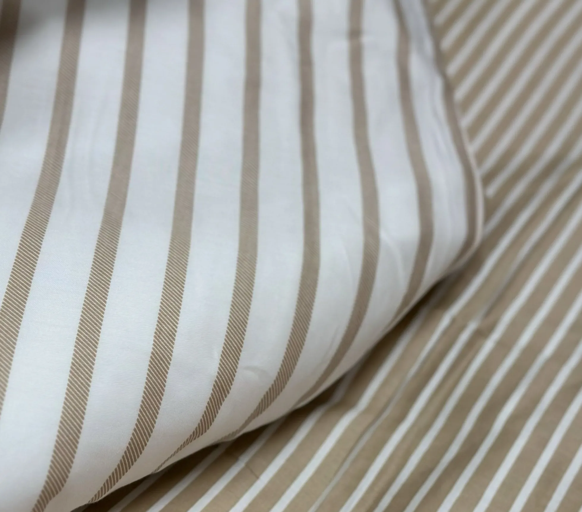 Sengetøj 140x220 cm - 100% bomuldssatin - Vendbart sandfarvet striber